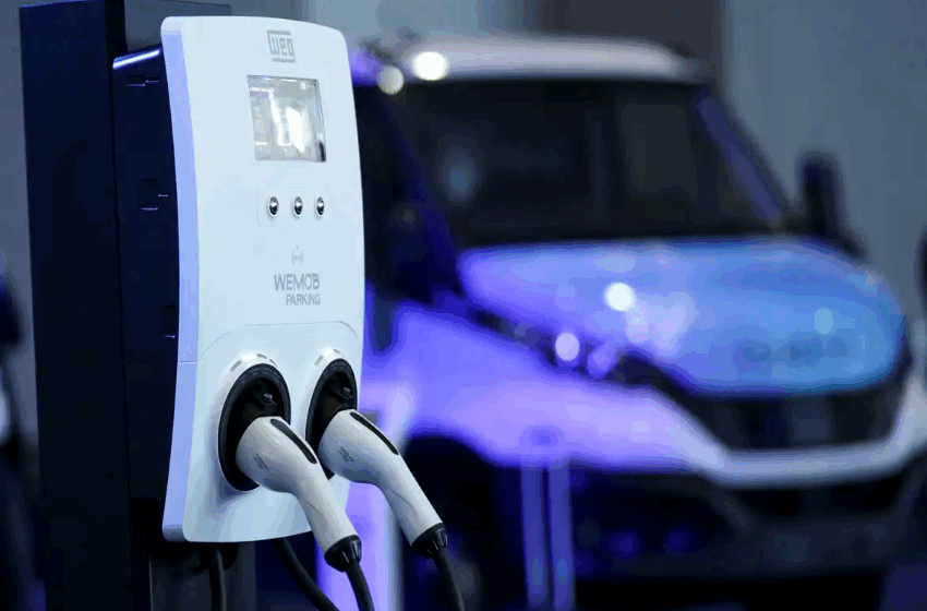 Carro elétrico carregando
