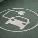 Sinal no chão pintado de verde indica estacionamento de carros elétricos