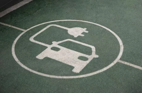 Sinal no chão pintado de verde indica estacionamento de carros elétricos