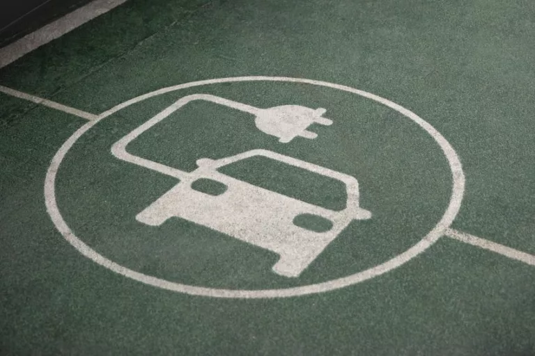 Sinal no chão pintado de verde indica estacionamento de carros elétricos