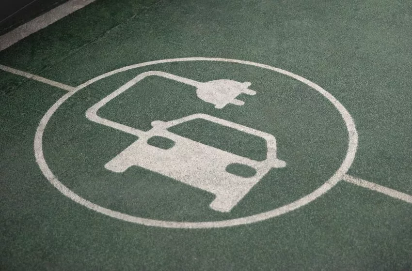 Sinal no chão pintado de verde indica estacionamento de carros elétricos