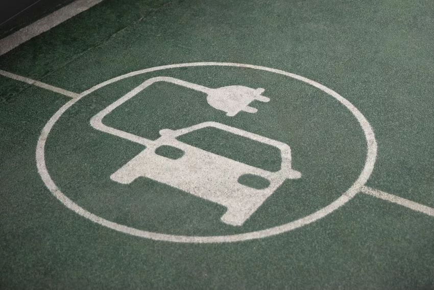 Sinal no chão pintado de verde indica estacionamento de carros elétricos