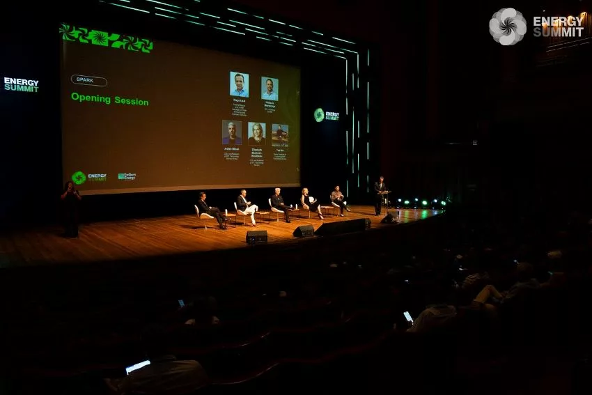Especialistas participam de debate em palco de teatro