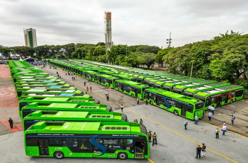 ônibus elétricos parados