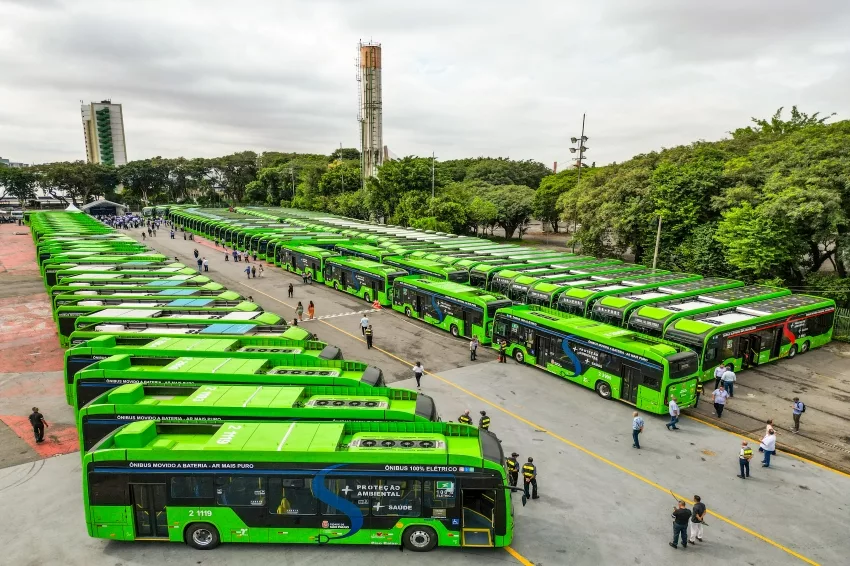 ônibus elétricos parados