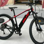 E-bike da Bliv, preta com detalhes escritos em vermelho