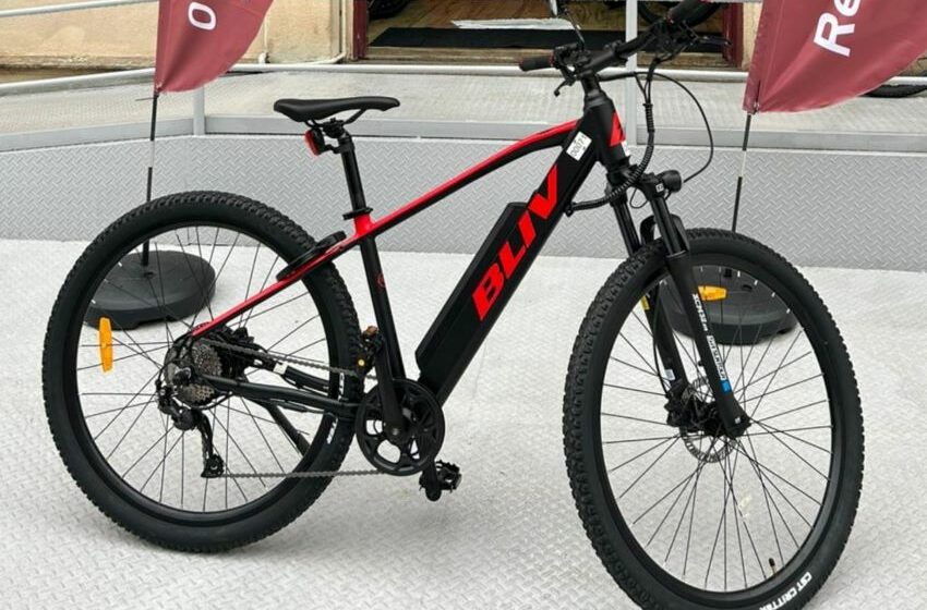 E-bike da Bliv, preta com detalhes escritos em vermelho