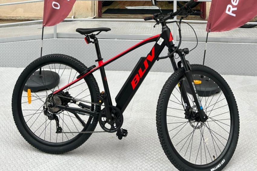 E-bike da Bliv, preta com detalhes escritos em vermelho