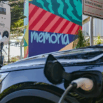Carro elétrico estacionado em um eletroposto carregando