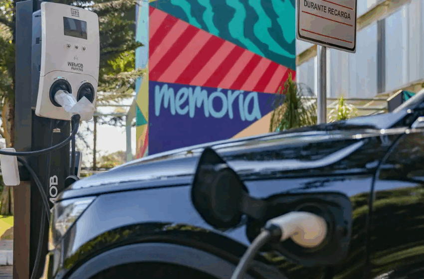 Carro elétrico estacionado em um eletroposto carregando