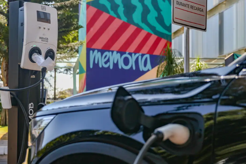 Carro elétrico estacionado em um eletroposto carregando