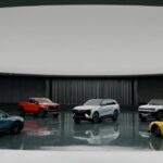 Cinco modelos de carros da General Motors expostos em um salão.