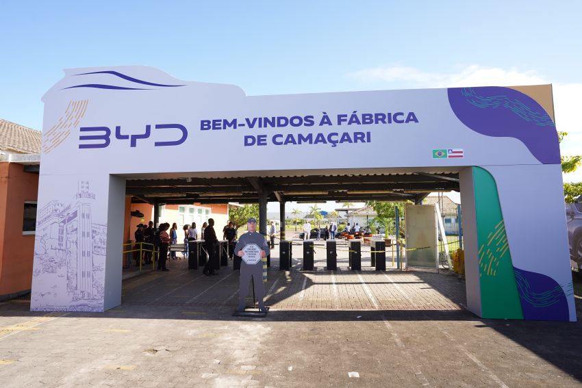 Entrada da fábrica da BYD na Bahia tem mensagem de boas-vindas