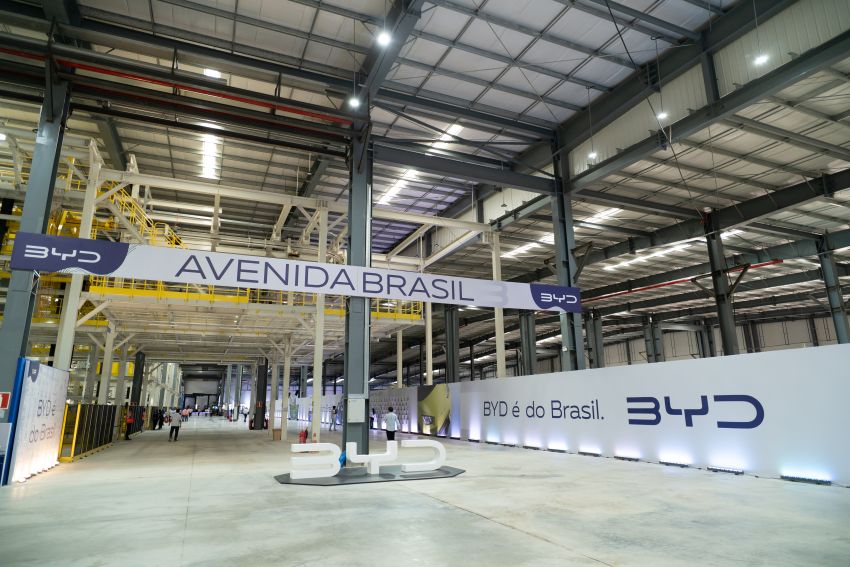 Placa no alto da fábrica da BYD na Bahia indica "Avenida Brasil"