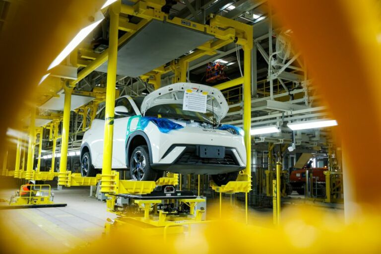 BYD Dolphin Mini em linha de montagem na fábrica de Camaçari (BA)