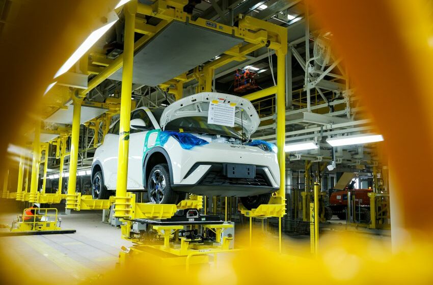 BYD Dolphin Mini em linha de montagem na fábrica de Camaçari (BA)