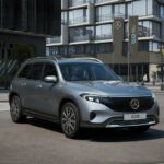 Novo modelo 100% elétrico da Mercedes-Benz, na cor cinza, estacionado.
