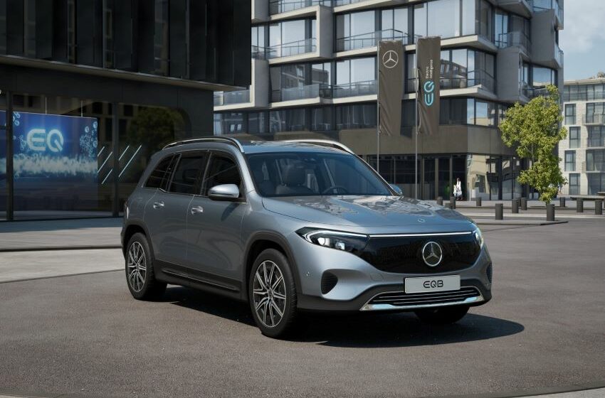 Novo modelo 100% elétrico da Mercedes-Benz, na cor cinza, estacionado.