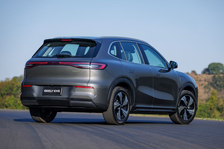 Parte traseira do Geely EX5 estacionado