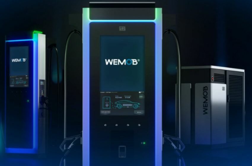 Estação de recarga de veículos elétricos da WEG tem tela de 32" com informações na área frontal