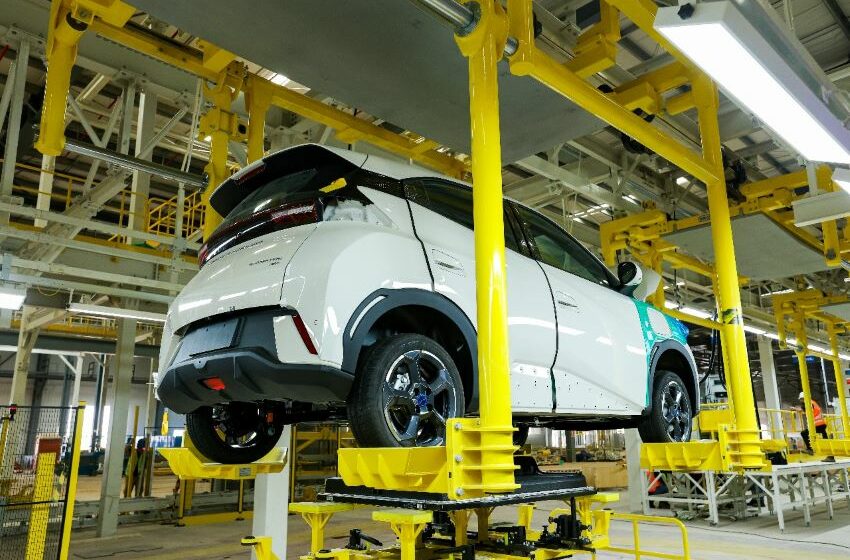 Veículo da montadora BYD em linha de montagem