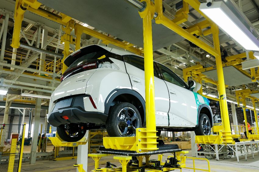 Veículo da montadora BYD em linha de montagem