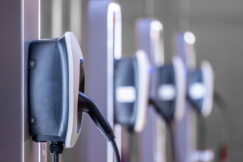 Quatro carregadores para recarga de veículos elétricos