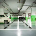 Imagem mostra estacionamento fechado com carros estacionados