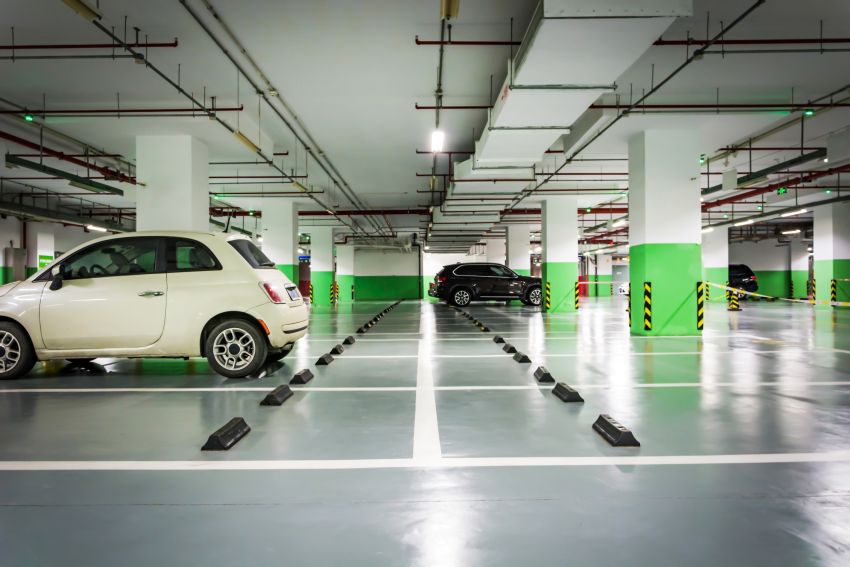 Imagem mostra estacionamento fechado com carros estacionados