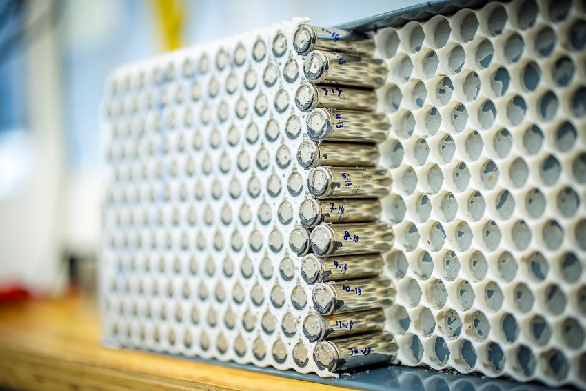 Detalhe das células da bateria da BorgWarner