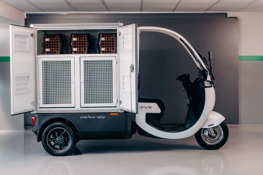 Triciclo elétrico com compartimento dedicado ao transporte de pets, incluindo gaiolas