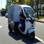Tricilo Fever Rap circula por avenida em dia ensolarado no Rio de Janeiro