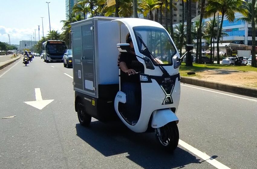 Tricilo Fever Rap circula por avenida em dia ensolarado no Rio de Janeiro
