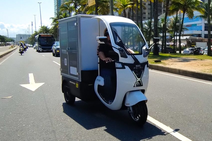 Tricilo Fever Rap circula por avenida em dia ensolarado no Rio de Janeiro