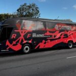 ônibus elétricos nas cores vermelha e preta, com o símbolo do Flamengo na carenagem