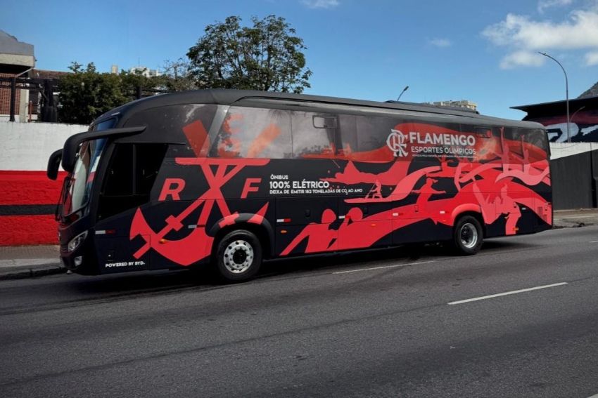 ônibus elétricos nas cores vermelha e preta, com o símbolo do Flamengo na carenagem