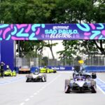 Carros elétricos da Fórmula E passam pela área dos boxes no circuito de São Paulo