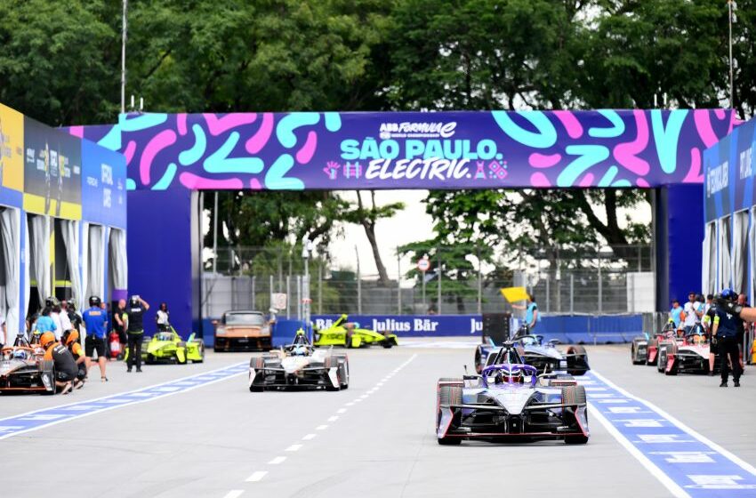 Carros elétricos da Fórmula E passam pela área dos boxes no circuito de São Paulo