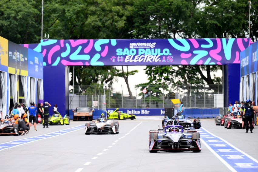 Carros elétricos da Fórmula E passam pela área dos boxes no circuito de São Paulo