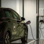 Carro elétrico conectado a carregador da Power2Go