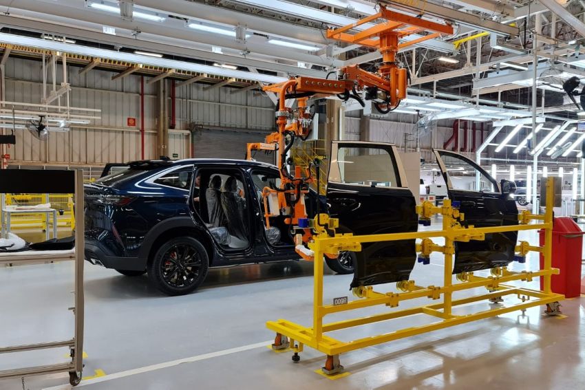 Imagem mostra carro da GWM em linha de montagem