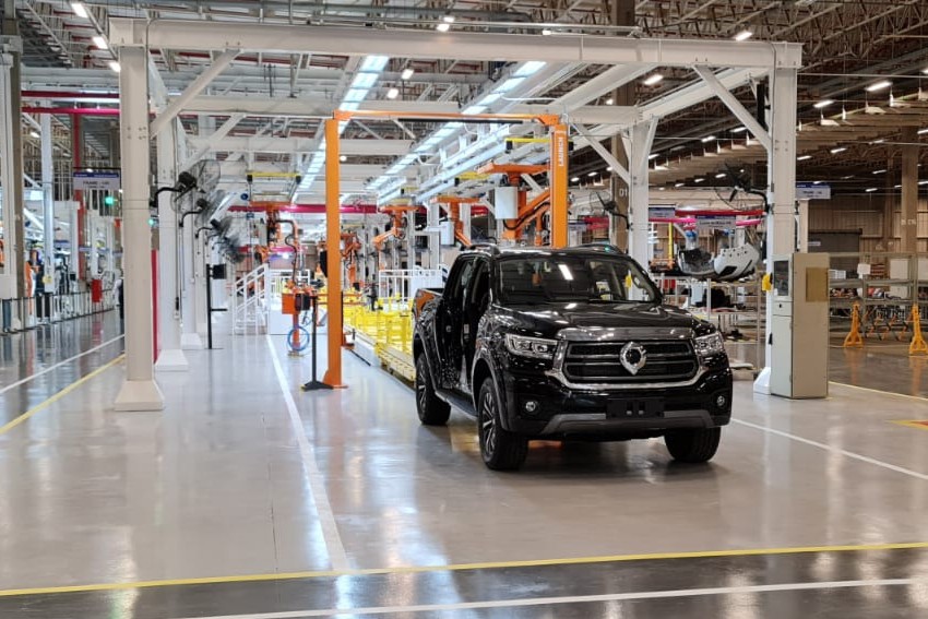 Imagem mostra carro na linha de montagem da fábrica