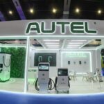 Imagem mostra o estande da Autel na Intersolar, com todos os carregadores da marca lado a lado