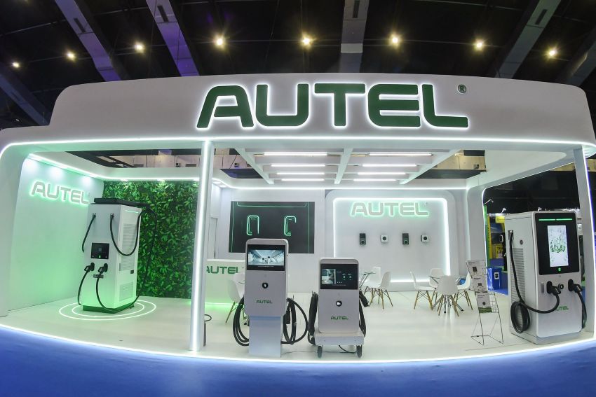Imagem mostra o estande da Autel na Intersolar, com todos os carregadores da marca lado a lado