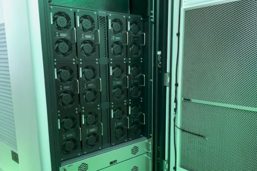 Imagem mostra módulos de potência instalados na parte interna do carregador de 480 kW da Autel