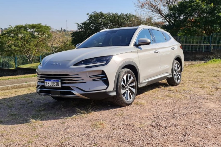BYD Song Plus estacionado em chão de pedriscos, com natureza ao fundo