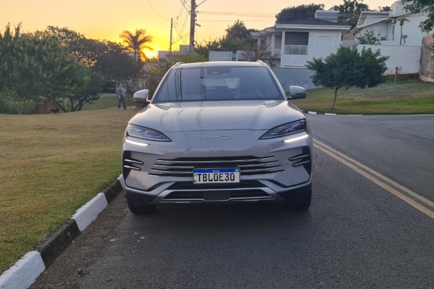 Visão frontal do BYD Song Plus, com grades horizontais em destaque