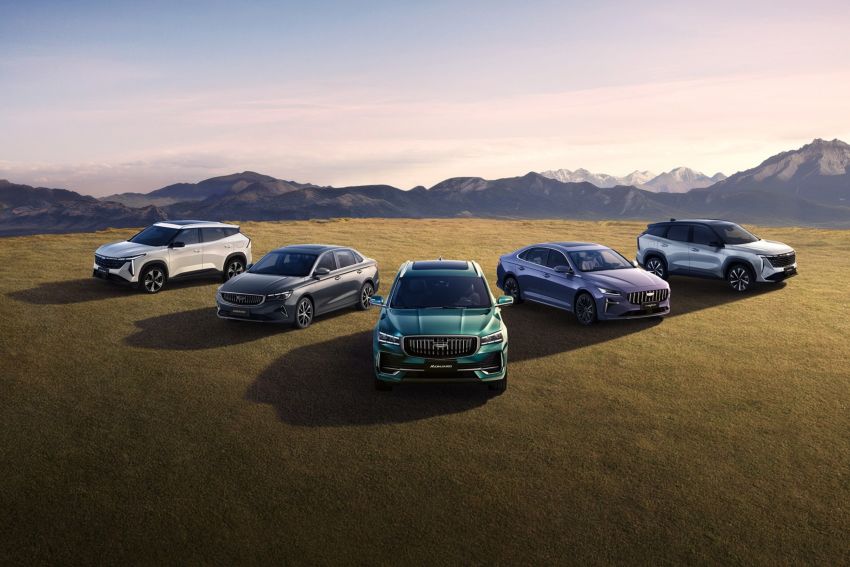 Linha de veículos da Geely exposta em paisagem de natureza