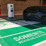 Carro híbrido plug-in recebe recarga de carregador DC