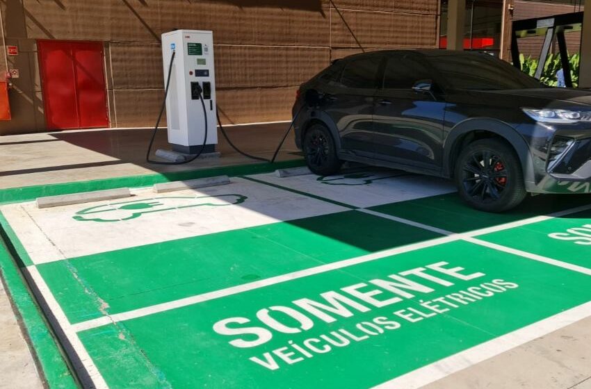 Carro híbrido plug-in recebe recarga de carregador DC